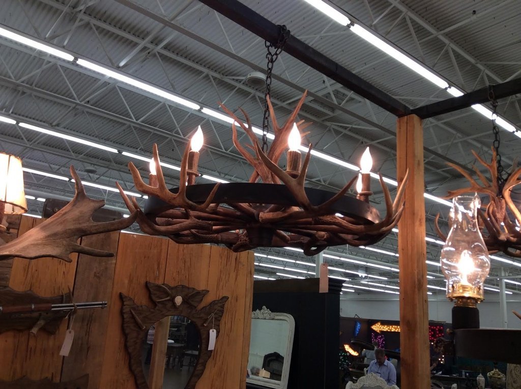 Antlerworx 8 Light Wagon Wheel Antler Chandelier (AWC-64)