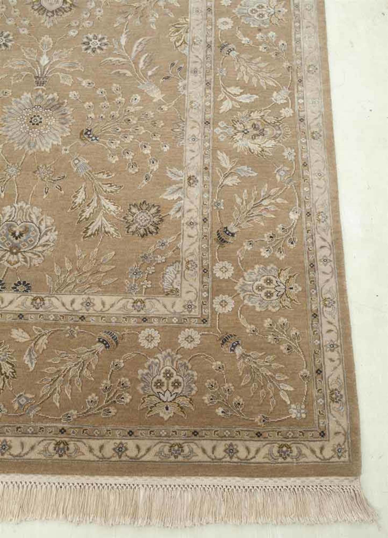 Spectra Medium Tan Traditional Rug